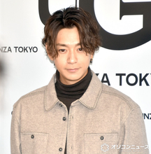 三浦翔平、グレーのセットアップで登場　笑顔で「上品かつ大人コーデ」