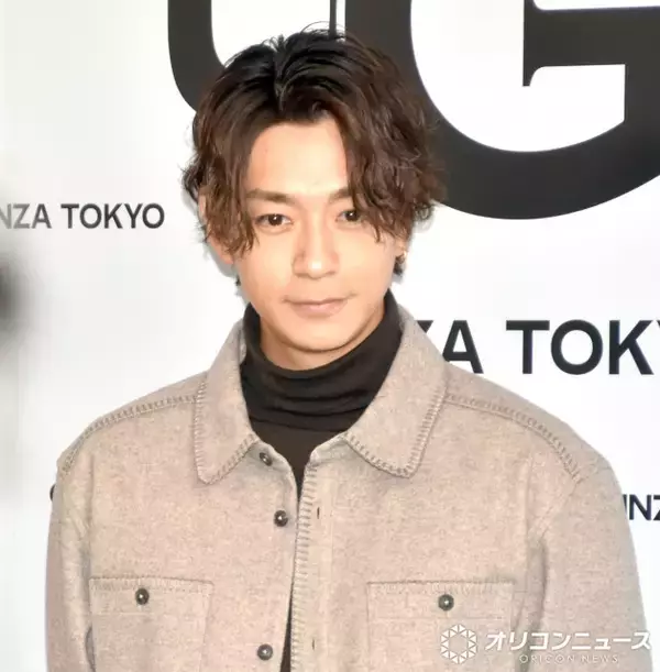 三浦翔平、グレーのセットアップで登場　笑顔で「上品かつ大人コーデ」