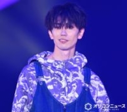 樋口幸平、個性派スタイルを着こなす　長身活かした存在感放つ