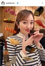 2児の母・菊地亜美、夫との2ショット写真添え結婚記念日を報告「幼稚園の間にとーっても美味しいお鮨屋さんでランチ」