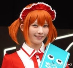 えなこ、KFCの1日店長に就任　赤×白の衣装とチキンカラーのウィッグ披露