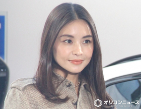 “豪邸すぎる”滝沢眞規子、自宅を彩る大きな観葉植物をお手入れ「さすが」「相変わらず働き者で尊敬」