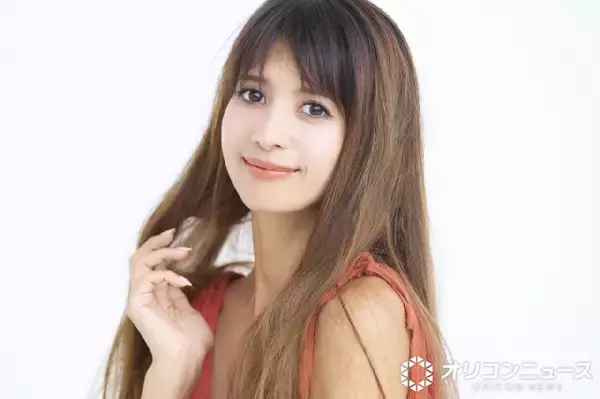 3児の母・吉川ひなの、13歳長女が書いた詩を公開「じーんどころではなくこれは号泣」　ロングヘアが魅力的な近影ショットも