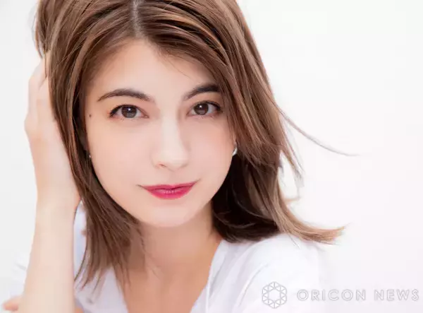 マギー、“フル入れ替え”したこだわりあふれる食器を披露「素敵な感覚です」「食器可愛いし、テーブルも素敵」