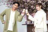 「賀来賢人＆福原遥、“日本一早い”お花見に笑顔「ハッピー！」　懇親の一句も」の画像1