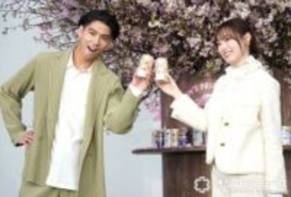 賀来賢人＆福原遥、“日本一早い”お花見に笑顔「ハッピー！」　懇親の一句も