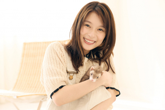 芳根京子、初めてのカレンダー発売　愛するペットのフェレットとの共演も「“今、皆さんに見てもらいたい私”をぎゅぎゅっと詰め込みました」