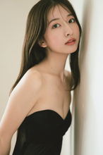 “クールビューティ”斉藤里奈、抜群のスタイルで「お部屋グラビア」を披露