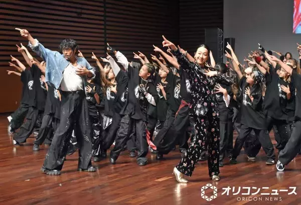 浅田真央、超レアな陸でダンス「たくさんのみなさんと…」　中務裕太＆キッズダンサーとマイケル・ジャクソンの名曲「Beat It」ダンス