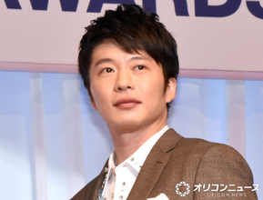 約1年ぶり舞台主演の田中圭、鈴木おさむ一家との“記念写真”を鈴木氏が公開「本当に最高の役者さんです」