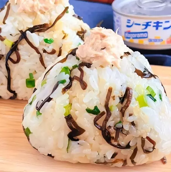 洗い物を減らせて便利「ツナマヨ塩昆布おにぎり」のレシピに反響「とても美味しそう」