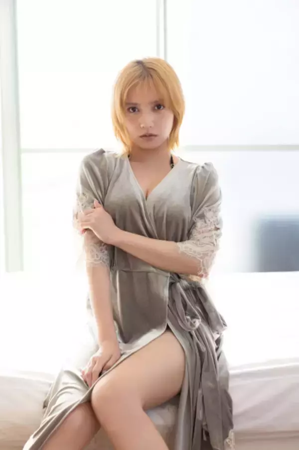桃月なしこ、初のショートカット金髪でしっとり大人っぽいグラビア「激レアです！」