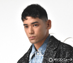 本木雅弘の長男・UTA、ついにベールを脱いだ“俳優デビュー作”で190センチの圧倒的存在感【Netflix『ガス人間』】