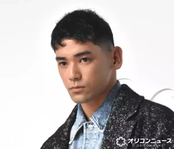 本木雅弘の長男・UTA、ついにベールを脱いだ“俳優デビュー作”で190センチの圧倒的存在感【Netflix『ガス人間』】