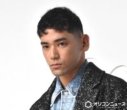 本木雅弘の長男・UTA、ついにベールを脱いだ“俳優デビュー作”で190センチの圧倒的存在感【Netflix『ガス人間』】