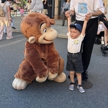 「写真撮りたい言うたんあんたやで」　母のツッコミ不可避、おさるのジョージの前で“無”になる男の子