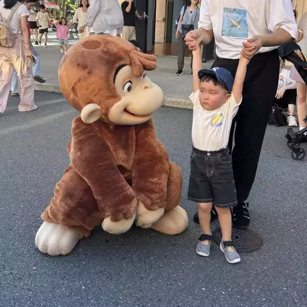「写真撮りたい言うたんあんたやで」　母のツッコミ不可避、おさるのジョージの前で“無”になる男の子