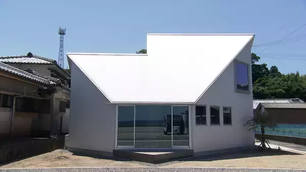 長崎市内の新居、近未来な外観で災害対策　室内の明るさ対策に100円ショップ活用【住人十色】