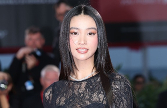 Koki,ランジェリーが透けた大胆ドレスで映画祭のレッドカーペットに登場　上品な着こなしに反響「華やか＆セクシー」「本当に美しい」