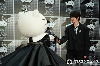 TOMORROW X TOGETHER・BEOMGYU、ハローキティをエスコート　ボディガードから王子様の顔に