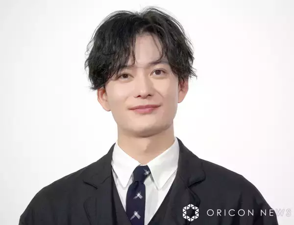 岡田将生、“メガネ姿”のオフショットに反響「充希ちゃんが撮ったのかな」「奥様目線最高すぎる」