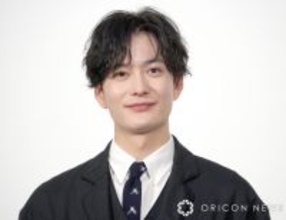 岡田将生、“メガネ姿”のオフショットに反響「充希ちゃんが撮ったのかな」「奥様目線最高すぎる」