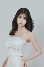 “令和の峰不二子” 阿部なつき「前髪ありなし、どっちがいいと思う？」　2枚の比較写真