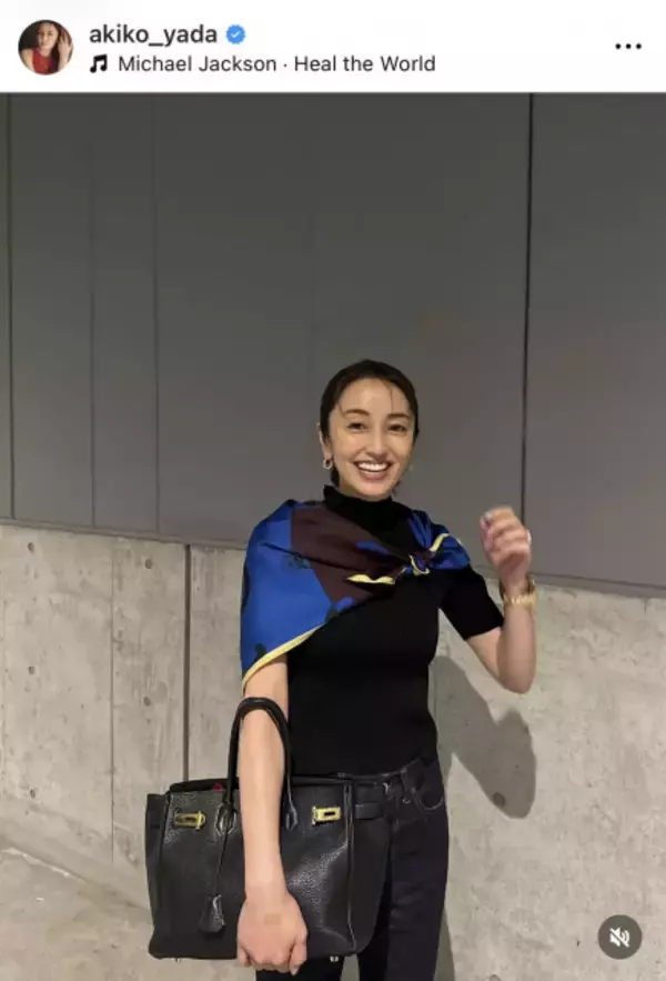 矢田亜希子、スカーフ巻いたブラックコーデを披露「スカーフをオシャレに使いこなせている」「かっこいいっす！」