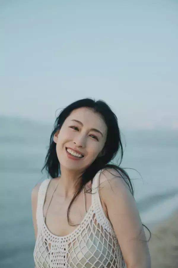 雛形あきこ、22年ぶり写真集　二十歳から封印していた“水着グラビア”も解禁