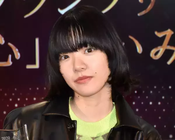 あいみょん、眼帯姿を説明「目は結膜下出血！大丈夫！」　新ベストアルバムをアピール