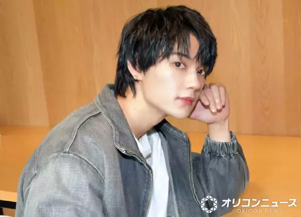 佐野勇斗、両親との3ショットを公開「パパママだー！」「ほんと仲良しで素敵」　親子水入らずで食事を楽しむ