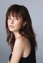 モデル・梨花、広々とした寝室を公開　洗練された空間に称賛の声「インテリアまで最高なんだが」「理想的！」