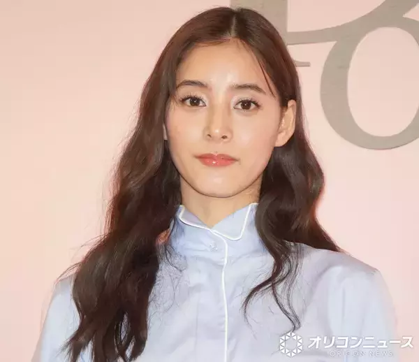 新木優子、ボイストレーニングに前向き「歌うわけではないですが…」　美脚輝くさわやかルックを披露