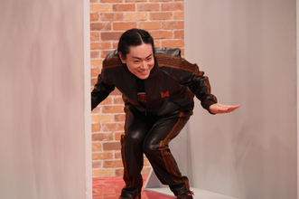 菅田将暉がポージング→スタジオ大混乱　ジャージ姿で汗だくに…『華大さんと千鳥くん』