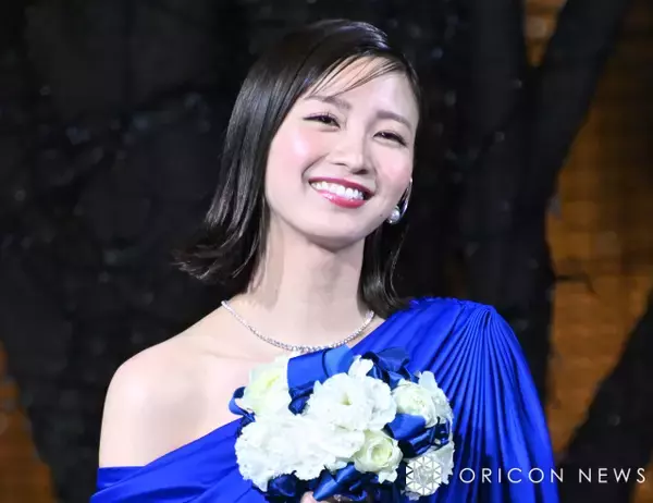 岡崎紗絵、“レア”なロングヘア姿にファン歓喜「久々に見ました」「かわいすぎ」「ロングもかなり魅力的」