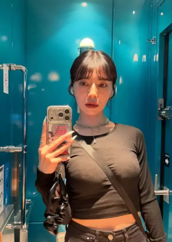 リンダカラー∞りなぴっぴ、ボディラインあらわな衣装で…バッグななめがけショットに反響「スタイルよ！」