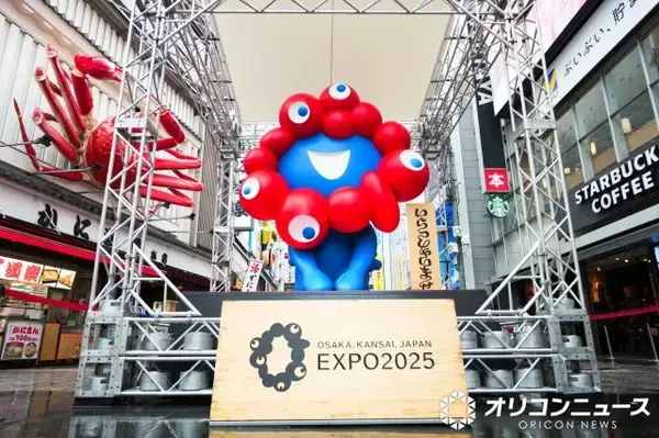 ミャクミャク「いらっしゃい」モニュメント、道頓堀に登場　かに道楽と共演