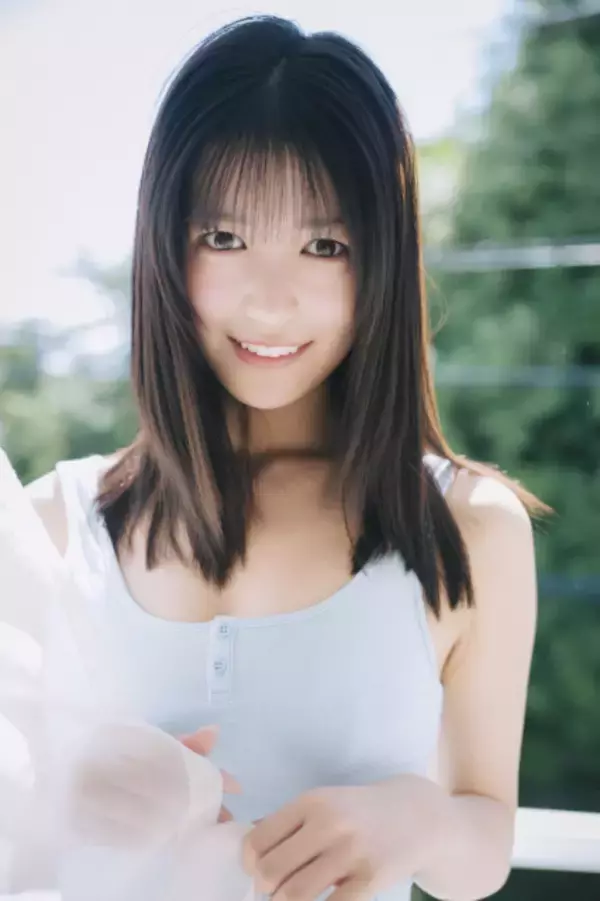 #Mooove!赤間四季、初裏表紙でふんわり美ボディ　あざと可愛さに視線集中