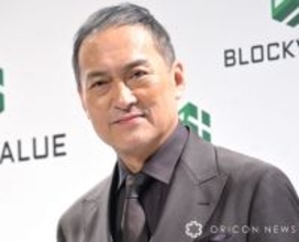 渡辺謙、息子・渡辺大と“シンメトリー”なポーズ決め笑顔　レアな親子2ショットに反響「並ぶとそっくり」「カッコいい親子」「貴重なお写真」