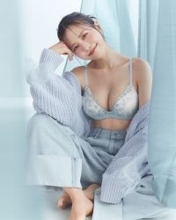 恋リア＆青山ミスコンで注目の新田さちか、下着ブランドのアンバサダー就任でポーズ決める「コンプレックスを魅力に」【コメント全文】