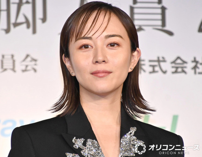 39歳・比嘉愛未、“ふっくらお腹”に手を当て…神々しい姿に反響「表情が素敵」