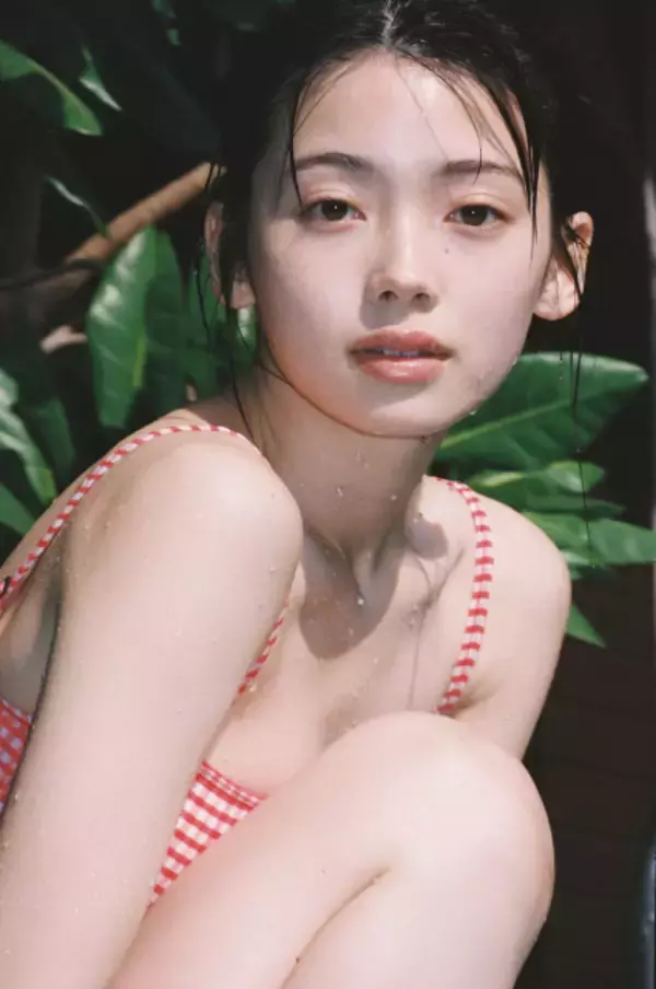 19歳の俳優・南琴奈、フレッシュな水着姿を披露　写真集を発売　水面に浮いたショットも披露