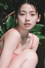 19歳の俳優・南琴奈、フレッシュな水着姿を披露　写真集を発売　水面に浮いたショットも披露