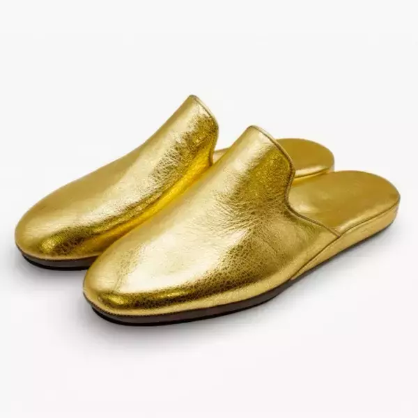 100足限定「黄金のレザースリッパ」発売　世界30ヶ国超から注目“87歳現役靴職人”が手掛ける