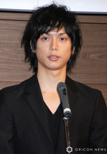 水嶋ヒロ、娘との2ショット公開「今はもう絢香と10センチしか違わないんだよ」　水嶋の近影にも反響「格闘家？」「腕の筋肉すごい」