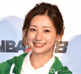 「足立梨花、太ももあらわな“クリスマスショット”にファン歓喜「超美脚」「何でそんなに顔ちっちゃいの？」」の画像1