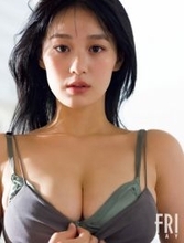 “大型ルーキー”高野真央、圧倒的グラビア　艶っぽい眼差し向ける