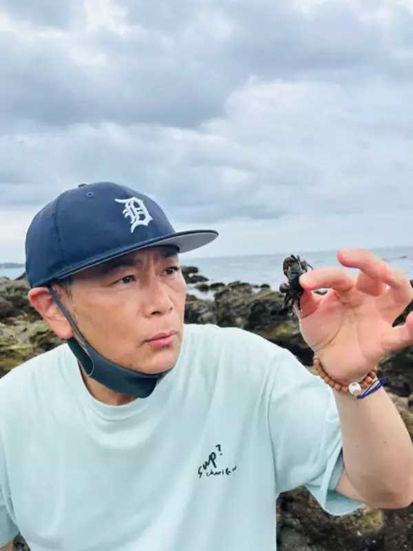 ココリコ・遠藤章造、休日楽しむ夫婦2ショットを妻が公開「キャンプ帰りで汗だく髪の毛ボサボサだけどリアルな夫婦ショット」