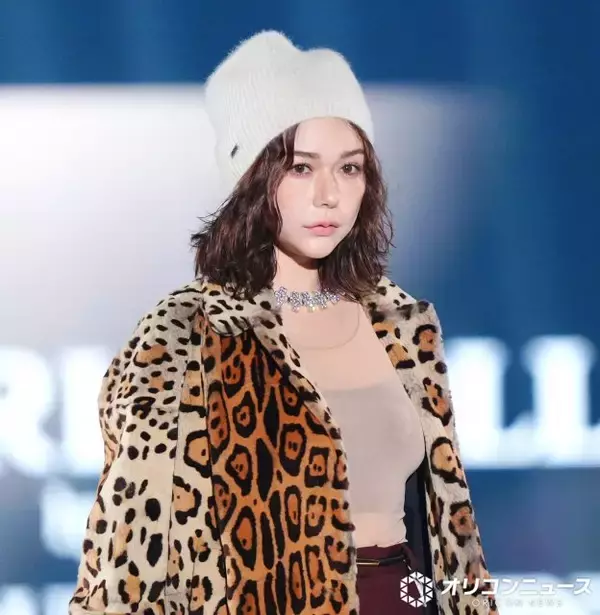 【TGC】村重杏奈、へそ出しルックに熱視線　豹柄ロングコートでオーラ放つ