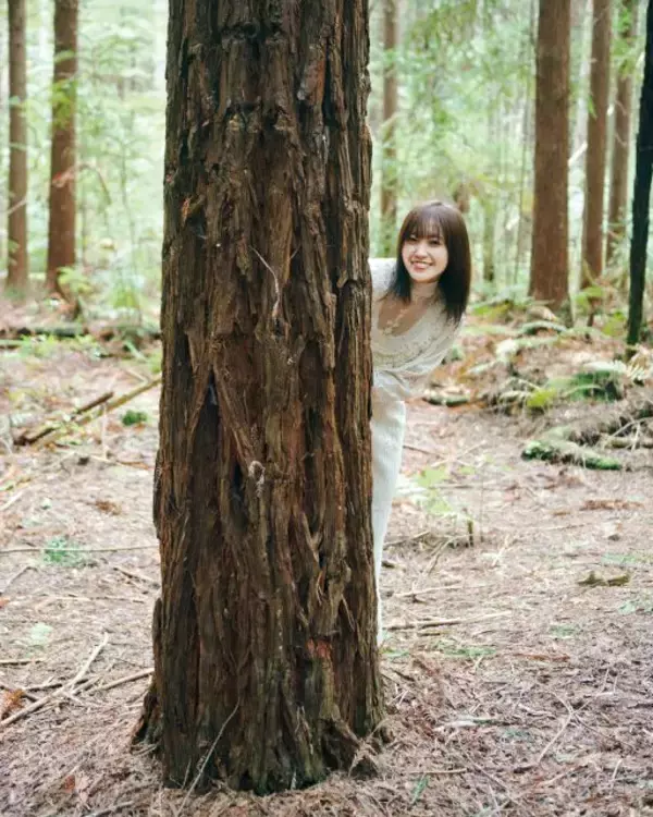 櫻坂46“キャプテン”松田里奈、まるで妖精のようなひょっこりカット　1st写真集より新規カット公開